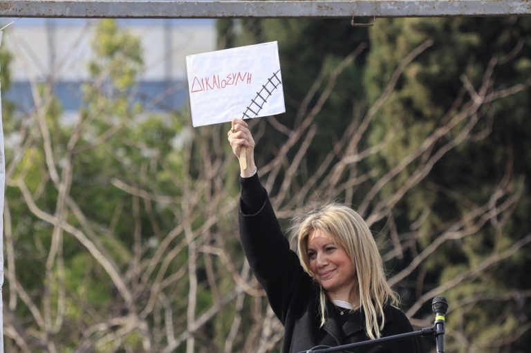 Καρυστιανού σε ανακριτή Μπακαΐμη: Σταματήστε να μπαζώνετε τη δικογραφία των Τεμπών