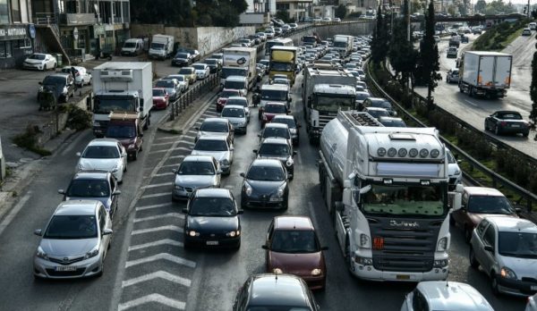 Κηφισός: Καραμπόλα 5 αυτοκινήτων – Μεγάλο μποτιλιάρισμα στο ρεύμα προς Πειραιά
