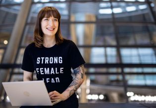 Χάιντι Ράιχινεκ: Το νέο πολιτικό «αστέρι» της «αναστημένης» Αριστεράς στη Γερμανία