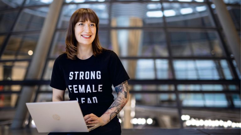 Χάιντι Ράιχινεκ: Το νέο πολιτικό «αστέρι» της «αναστημένης» Αριστεράς στη Γερμανία