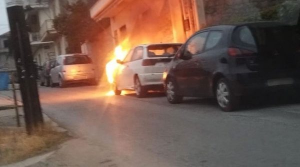 Λαμία: Στις φλόγες τυλίχτηκε σταθμευμένο αυτοκίνητο τα ξημερώματα