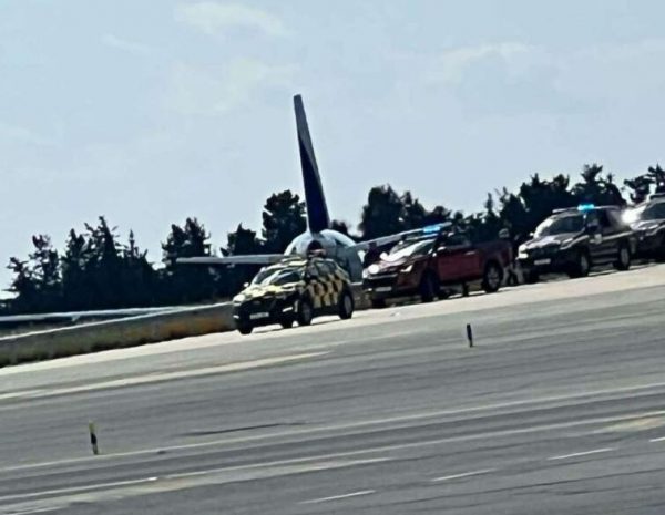 Λάρνακα: Εντοπίστηκε ύποπτος επιβάτης σε πτήση – Ανακρίνεται από την αστυνομία