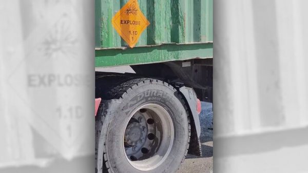 Το Εργατικό Κέντρο μπλόκαρε νταλίκες που μετέφεραν ΤΝΤ για το εργοστάσιο της ΕΑΣ χωρίς μέτρα ασφαλείας