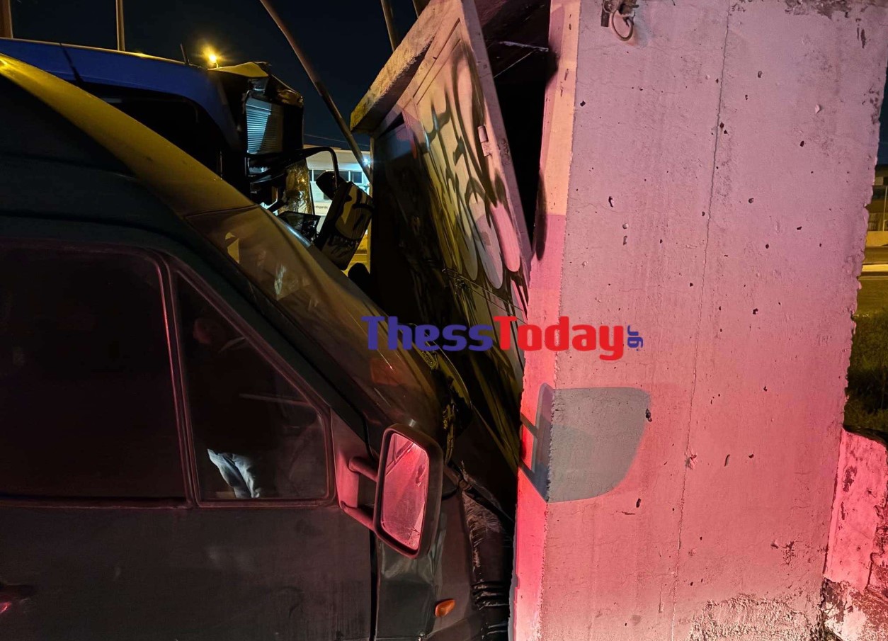 Εικόνα που δείχνει το τοιχίο όπου βρίσκονται τα ρολόγια της ΔΕΗ, όπου κατέληξε το λεωφορείο αφού χτύπησε το φορτηγάκι