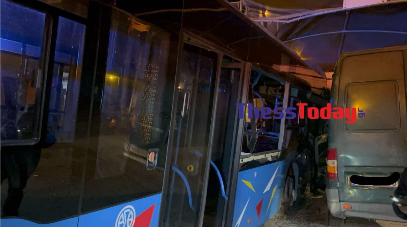 Εικόνα που δείχνει στιγμιότυπο από το τροχαίο με το λεωφορείο του ΟΑΣΘ στη Θεσσαλονίκη