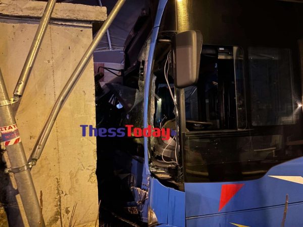 Θεσσαλονίκη: Αστικό λεωφορείο «καρφώθηκε» σε τοίχο – Στο νοσοκομείο ο οδηγός