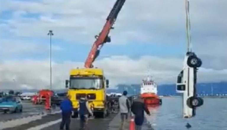 Κέρκυρα: Αυτοκίνητο έπεσε στη θάλασσα στο λιμάνι της Κέρκυρας  – Σώος ο οδηγός του ΙΧ