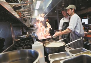 ΕΡΓΑΝΗ: Εμπόριο και εστίαση οι μεγαλύτεροι εργοδότες της χώρας – Η ακτινογραφία της απασχόλησης