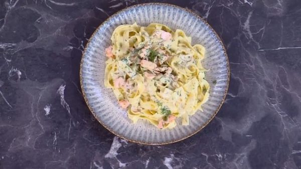 Συνταγή: Σολομός με βότκα, κρέμα γάλακτος και ζυμαρικά