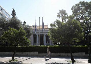 Πρώτα το «χαρτί» της συνοχής, έπειτα του ανασχηματισμού – Νέος οδικός χάρτης από Μαξίμου υπό την πίεση Τεμπών