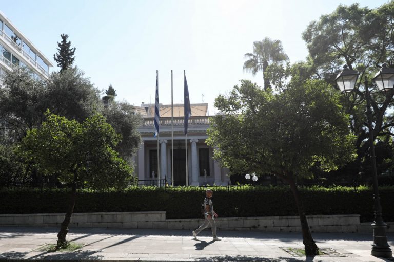 Πρώτα το «χαρτί» της συνοχής, έπειτα του ανασχηματισμού – Νέος οδικός χάρτης από Μαξίμου υπό την πίεση Τεμπών