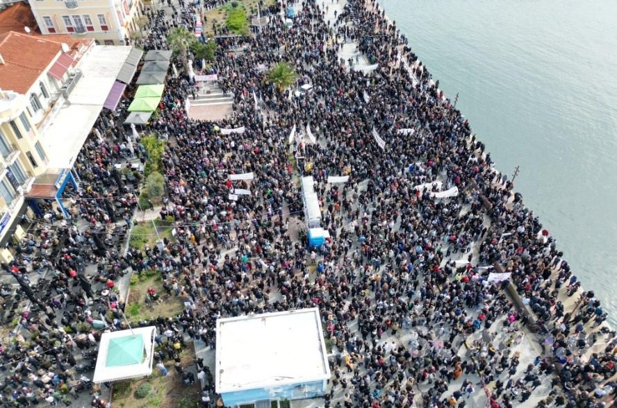 Εικόνα που δείχνει στιγμιότυπο από το κέντρο της Μυτιλήνης, όπου συγκεντρώθηκαν χιλιάδες πολίτες να τιμήσουν τους νεκρούς των Τεμπών και να ζητήσουν δικαιοσύνη