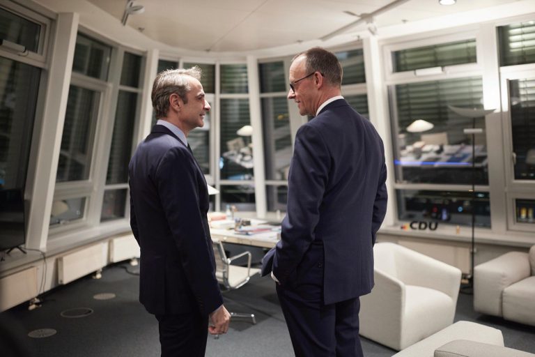 Τηλεφωνική επικοινωνία είχε ο Κυρ. Μητσοτάκης με τον Φρ. Μερτς – Τι ειπώθηκε μεταξύ των δύο ανδρών