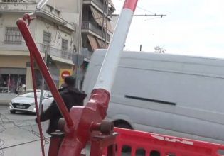Αλαλούμ με τις μπάρες στις γραμμές του τρένου – Αυτοκίνητα και πεζοί περνούν την τελευταία στιγμή