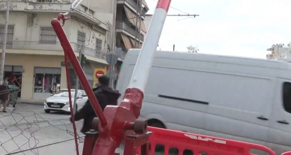 Αλαλούμ με τις μπάρες στις γραμμές του τρένου – Αυτοκίνητα και πεζοί περνούν την τελευταία στιγμή