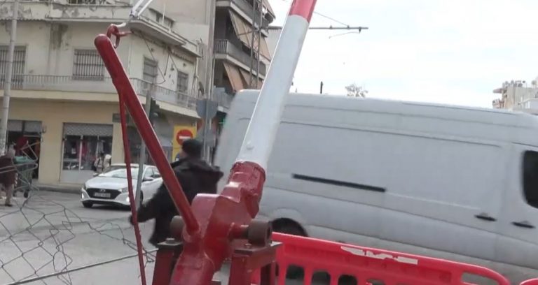 Αλαλούμ με τις μπάρες στις γραμμές του τρένου – Αυτοκίνητα και πεζοί περνούν την τελευταία στιγμή