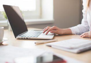 Παραμένει το χάσμα μεταξύ ανδρών, γυναικών και νεοεισερχομένων στην εργασία – Πού βρίσκεται η Ελλάδα