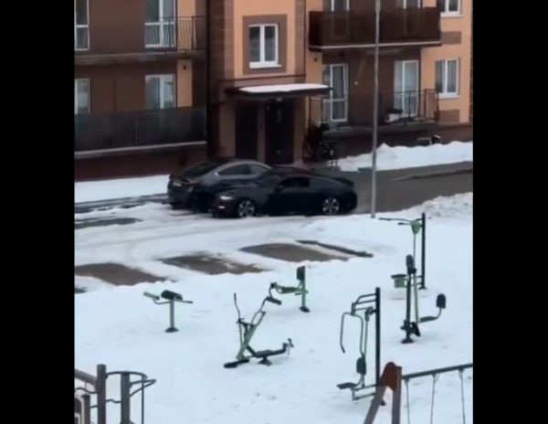 Καλίνινγκραντ: Πολίτες ακινητοποίησαν μεθυσμένο οδηγό με χιονόμπαλες – Έπεσε πάνω σε 11 οχήματα