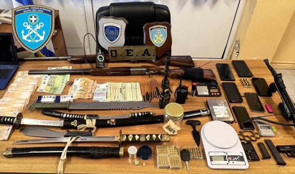 Πύργος: Χειροπέδες σε πατέρα και τους δύο γιους του για όπλα, κλοπές και ναρκωτικά