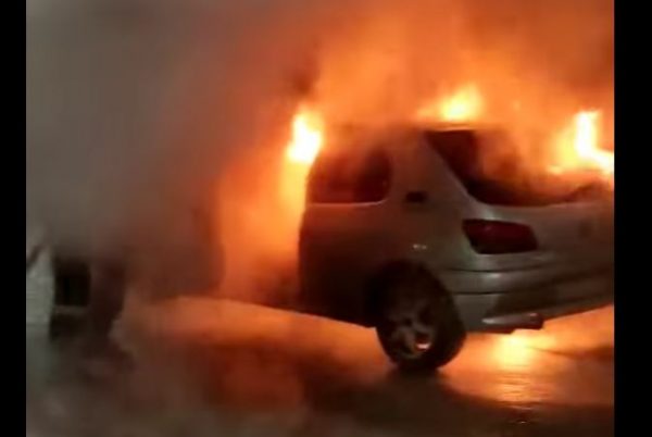 Χαλκίδα: Αυτοκίνητο τυλίχθηκε στις φλόγες εν κινήσει – Τελευταία στιγμή σώθηκαν οι επιβάτες