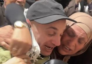 Δυτική Οχθη: Λεωφορείο με Παλαιστίνιους που αποφυλάκισε το Ισραήλ φτάνει στη Ραμάλα