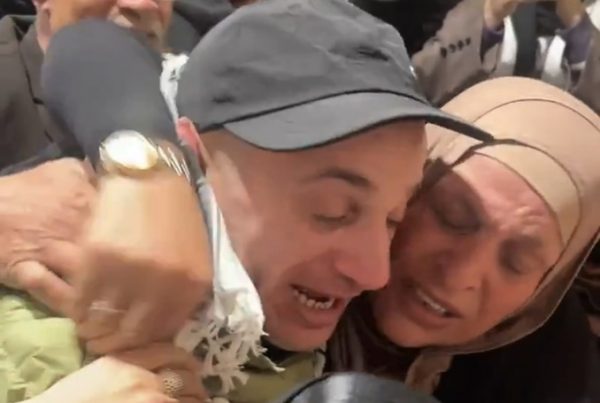 Δυτική Οχθη: Λεωφορείο με Παλαιστίνιους που αποφυλάκισε το Ισραήλ φτάνει στη Ραμάλα