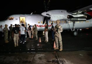 Μετανάστες απελαύνονται με στρατιωτικό αεροσκάφος από τις ΗΠΑ στον Παναμά