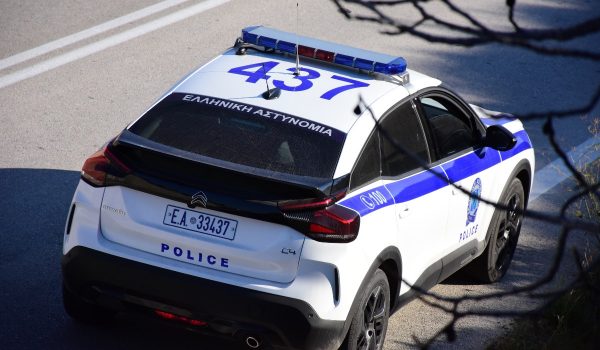 Παλλήνη: Συνελήφθησαν τη στιγμή που έκλεβαν αντικείμενα από επιχείρηση