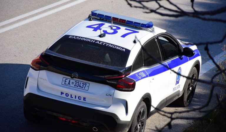 Παλλήνη: Συνελήφθησαν τη στιγμή που έκλεβαν αντικείμενα από επιχείρηση