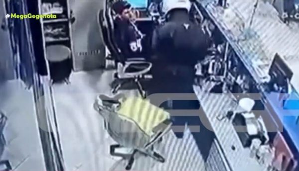 Περιστέρι: Καρέ καρέ ένοπλη ληστεία σε πρακτορείο τυχερών παιχνιδιών – Αναζητείται ο δράστης