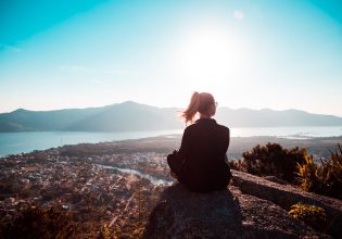 Από το FOMO στο FOBLO: Τι είναι και πώς θα καταλάβεις αν το έχεις