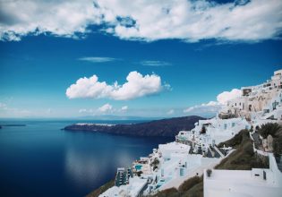 Η Σαντορίνη δονείται αδιάκοπα – Κάτοικοι και επισκέπτες εγκαταλείπουν το νησί