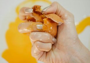 Δεν μπορεί το παιδί: Η Gen Z δεν το έχει με το μαγείρεμα