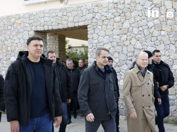 Σαντορίνη: Επίσκεψη του Κυριάκου Μητσοτάκη στο νησί – Στο νοσοκομείο και τη βάση της ΕΜΑΚ