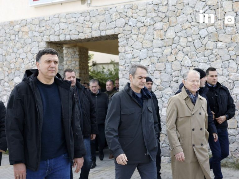 Σαντορίνη: Επίσκεψη του Κυριάκου Μητσοτάκη στο νησί – Στο νοσοκομείο και τη βάση της ΕΜΑΚ