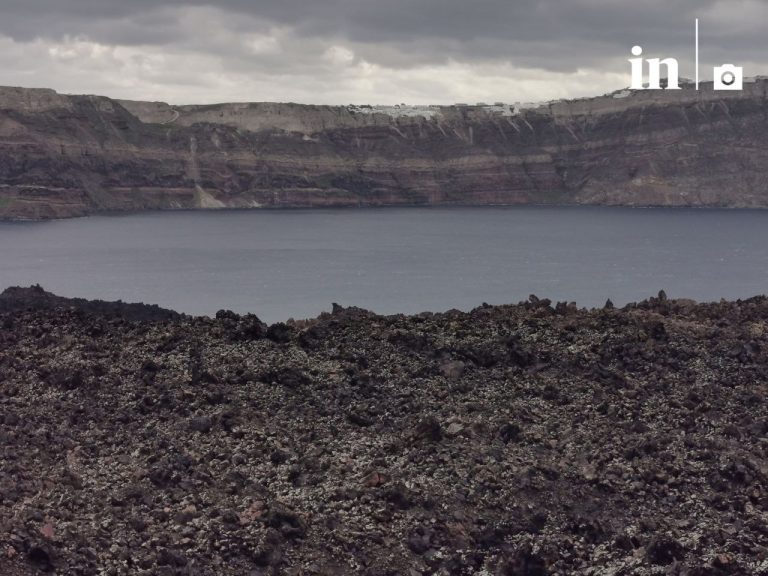 Σαντορίνη: «Υπάρχουν πολύ βαθιές μαγματικές διεργασίες» – Τα φαινόμενα θα συνεχιστούν για εβδομάδες