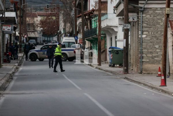 Λάρισα: «Έβγαλε τη σορό έξω για να προκαλέσει» λέει ο διαπραγματευτής – Τι έδειξε η ιατροδικαστική