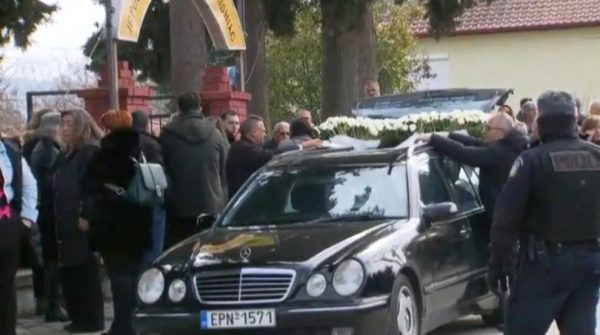 Σέρρες: Βαρύ το κλίμα στην κηδεία της 52χρονης που σκότωσε ο σύζυγός της