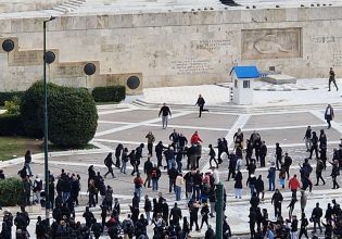 Τέμπη: Βροχή χημικών από τα ΜΑΤ στο Σύνταγμα μετά τη τεράστια συγκέντρωση