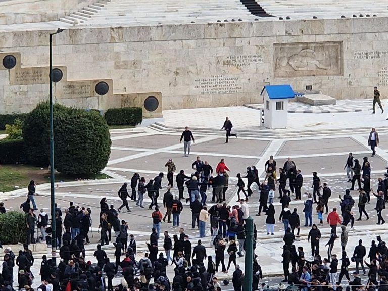 Τέμπη: Βροχή χημικών από τα ΜΑΤ στο Σύνταγμα μετά τη τεράστια συγκέντρωση