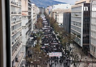 Μαθητικός ξεσηκωμός για τα Τέμπη – Oλοκληρώθηκε το μαζικό συλλαλητήριο στο κέντρο της Αθήνας