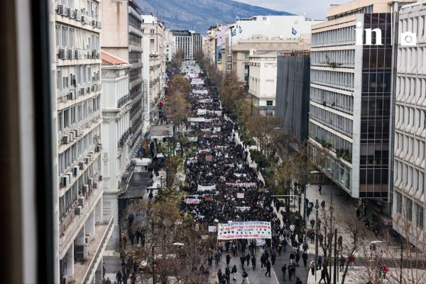 Μαθητικός ξεσηκωμός για τα Τέμπη – Oλοκληρώθηκε το μαζικό συλλαλητήριο στο κέντρο της Αθήνας