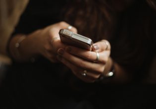 Γιατί οι γυναίκες στρέφονται στο Facebook για να καταπολεμήσουν την έμφυλη βία – Ένα «κατηγορώ» στις Αρχές