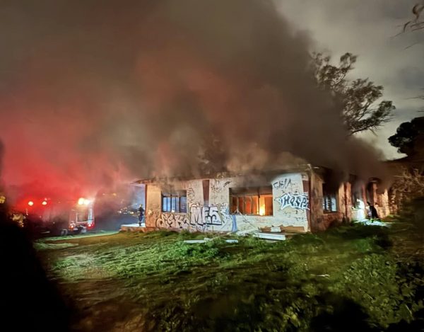 Μεγάλη φωτιά σε εγκαταλελειμμένο κτίριο στο Ψυχικό