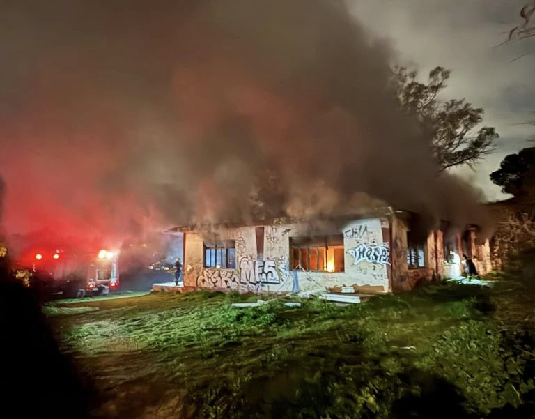 Μεγάλη φωτιά σε εγκαταλελειμμένο κτίριο στο Ψυχικό