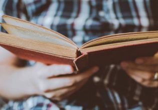 Εκπαίδευση: «Κάν’ το όπως οι Σουηδοί» καλούν το υπ. Παιδείας οι εκδότες βιβλίου – Επιστροφή στο χαρτί