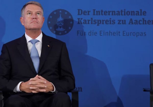 Παραιτήθηκε ο πρόεδρος της Ρουμανίας ενόψει επαναληπτικών εκλογών