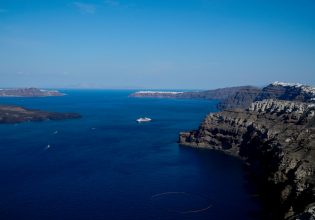 Το CNN για τη Σαντορίνη: Το «νησί του Instagram» χτυπήθηκε από 200 σεισμούς