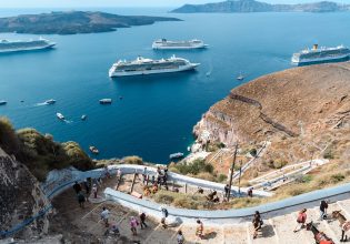 Στάση αναμονής από διεθνείς tour operators και εταιρείες κρουαζιέρας για τη Σαντορίνη