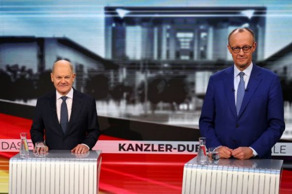 Γερμανία: Τηλεμαχία Σολτς – Μερτς για μετανάστευση, οικονομία και… κωπηλασία